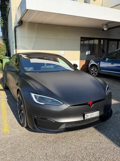 Tesla Model S Plaid 1267 PS — Berline électrique haute performance, 49500 km — Heckansicht