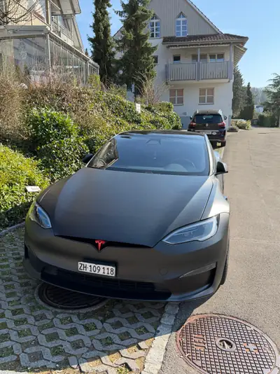 Tesla Model S Plaid 1267 PS — Berline électrique haute performance, 49500 km — Seitenansicht