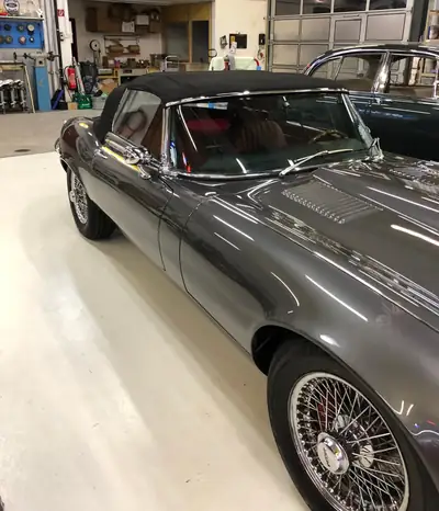 Jaguar E-Type Roadster V12 1974 — Légende restaurée, collection privée — fianco