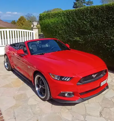 Ford Mustang Convertible 5.0 V8 GT — Cabriolet légendaire, 422 ch et faible kilométrage — Außenansicht
