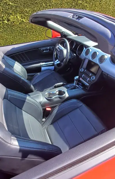 Ford Mustang Convertible 5.0 V8 GT — Cabriolet légendaire, 422 ch et faible kilométrage — Heckansicht