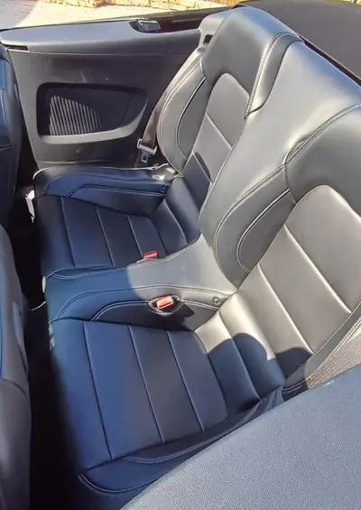 Ford Mustang Convertible 5.0 V8 GT — Cabriolet légendaire, 422 ch et faible kilométrage — Innenraum