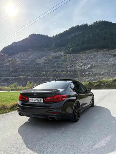 BMW 530d xDrive Steptronic — Berline premium diesel, transmission intégrale — côté