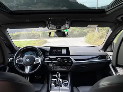 BMW 530d xDrive Steptronic — Berline premium diesel, transmission intégrale — intérieur