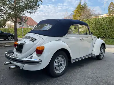 VW Käfer Cabriolet 1979 — Une légende décapotable « Triple White » d'époque — arrière