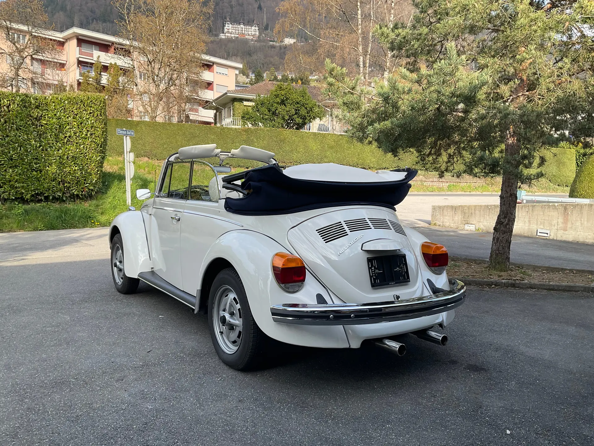 VW Käfer Cabriolet 1979 — Une légende décapotable « Triple White » d'époque — vue extérieure