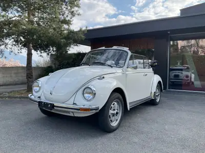 VW Käfer Cabriolet 1979 — Une légende décapotable « Triple White » d'époque — côté