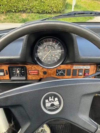 VW Käfer Cabriolet 1979 — Une légende décapotable « Triple White » d'époque — tableau de bord