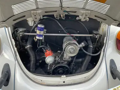 VW Käfer Cabriolet 1979 — Une légende décapotable « Triple White » d'époque — détail