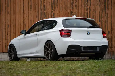 BMW M135i — Berline sportive 3 portes, 320 ch et châssis affûté — Seitenansicht