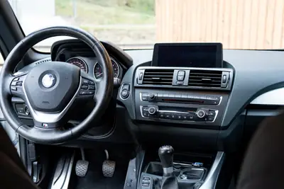 BMW M135i — Berline sportive 3 portes, 320 ch et châssis affûté — Innenraum