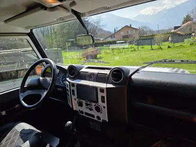 Land Rover Defender TD4 130 — Le pickup 4x4 robuste, essence minimaliste et fiabilité éprouvée — Seitenansicht