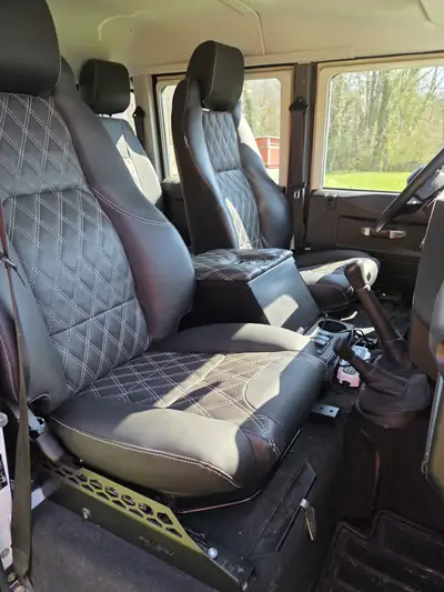 Land Rover Defender TD4 130 — Le pickup 4x4 robuste, essence minimaliste et fiabilité éprouvée — Heckansicht