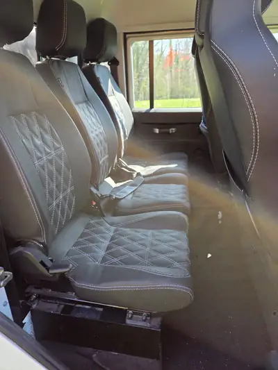 Land Rover Defender TD4 130 — Le pickup 4x4 robuste, essence minimaliste et fiabilité éprouvée — Innenraum