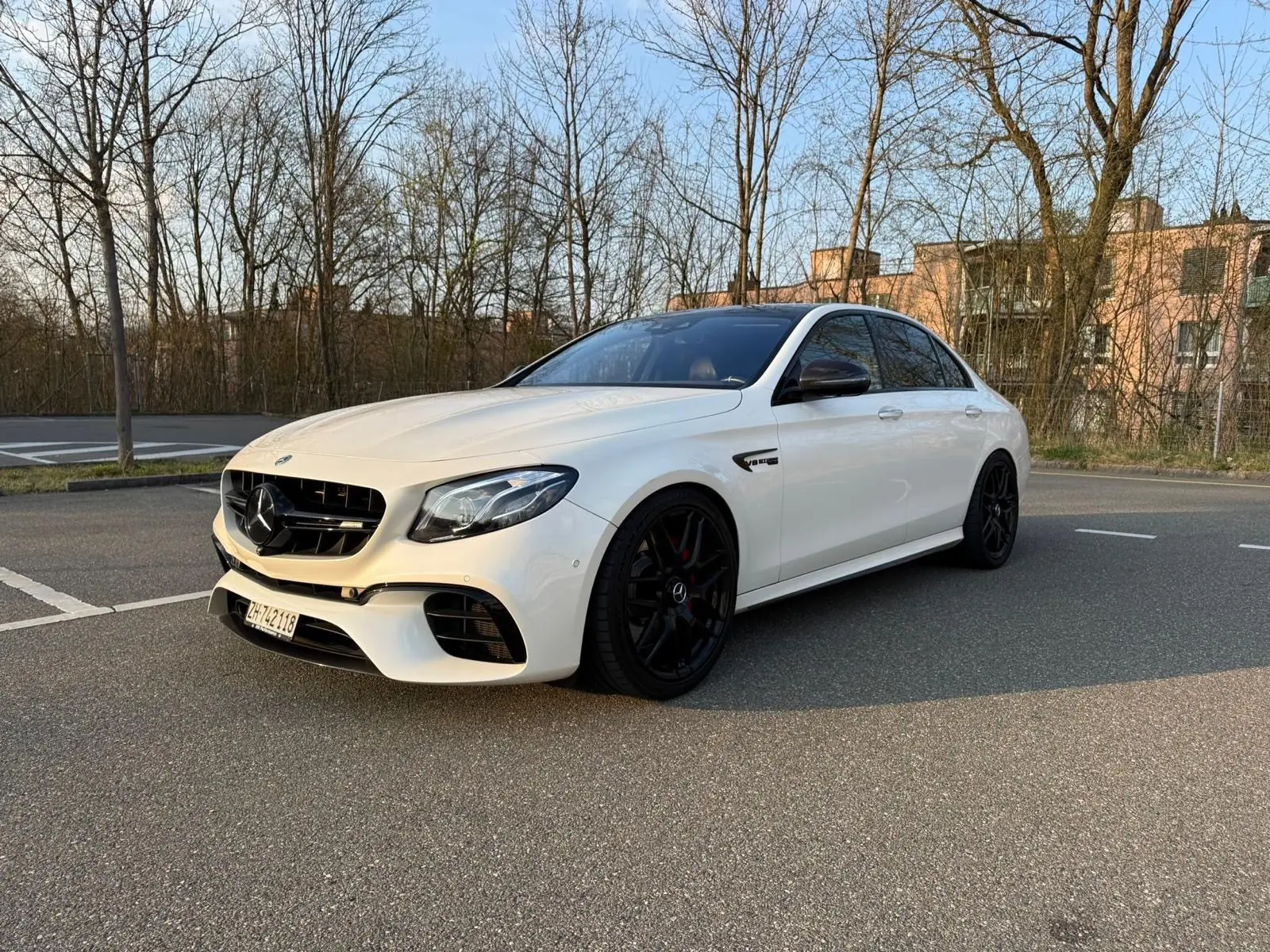 Mercedes-Benz E 63 AMG S 4Matic — Berline de prestige 612 ch, kilométrage modéré — vue extérieure