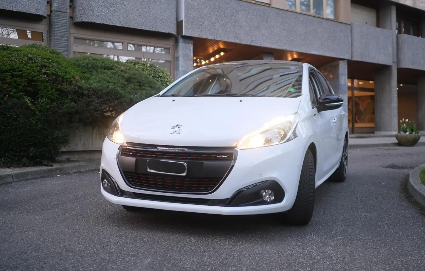 Peugeot 208 1.2 PureTech GT Line — Citadine dynamique, boîte auto, 67 270 km
