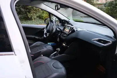 Peugeot 208 1.2 PureTech GT Line — Citadine dynamique, boîte auto, 67 270 km — interni
