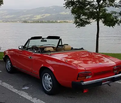 Fiat 124 Spider — Cabriolet Classique des Années 80, 72'000 km, Moteur 2.0 L — côté