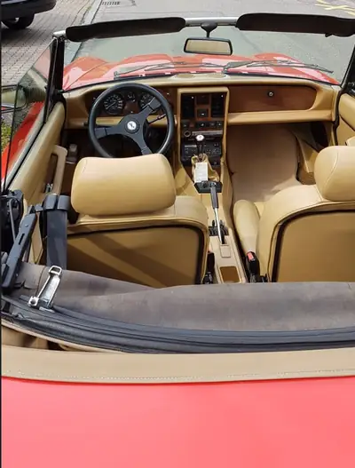 Fiat 124 Spider — Cabriolet Classique des Années 80, 72'000 km, Moteur 2.0 L — intérieur
