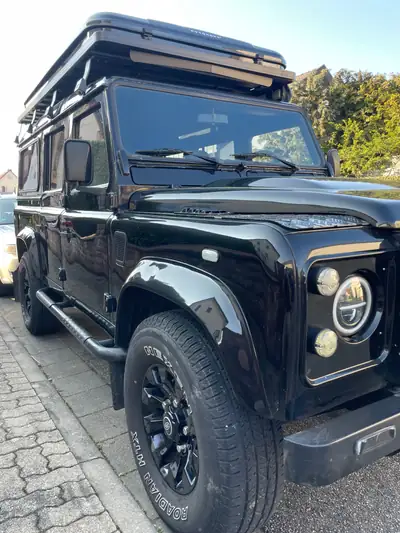 Land Rover Defender 110 2.5 Td5 — L'authentique 4x4 britannique, robustesse éprouvée — rear view
