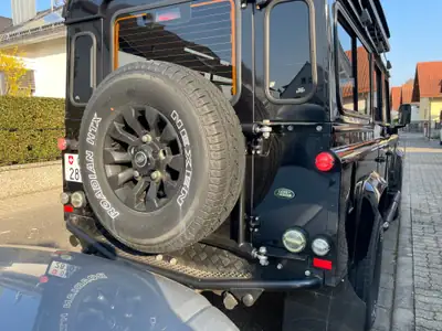 Land Rover Defender 110 2.5 Td5 — L'authentique 4x4 britannique, robustesse éprouvée — side view