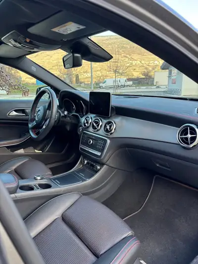 Mercedes-Benz GLA 250 AMG Line 4Matic — SUV compact dynamique, 72 000 km seulement — Thumbnail 10
