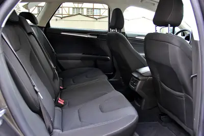 Ford Mondeo Break 2.0 TDCi Titanium — Familial spacieux, diesel économe et bien équipé — Miniatura 12