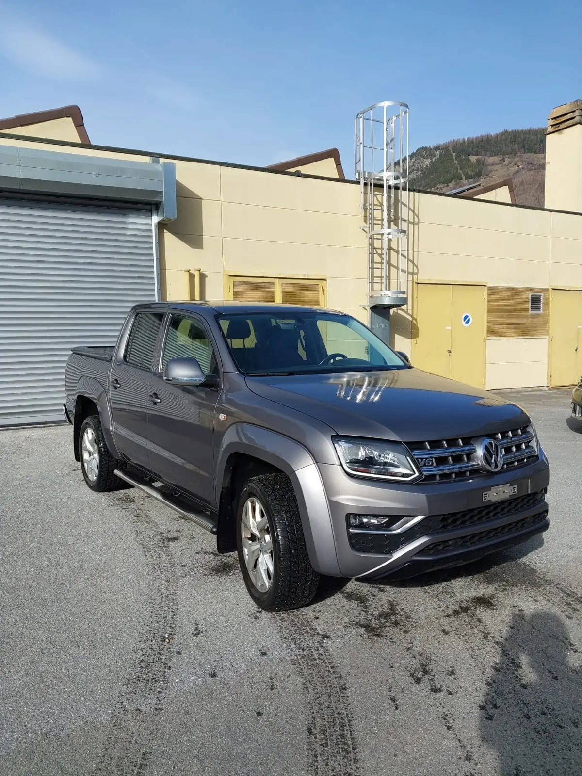 VW Amarok 3.0 TDI Crossline 4Motion — Pick-up robuste, 4x4 intégral, moteur puissant — vista esterna