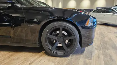 Dodge Charger R/T 5.7 — Muscle car américain authentique, jantes Vossen 20", impeccable — Thumbnail 9