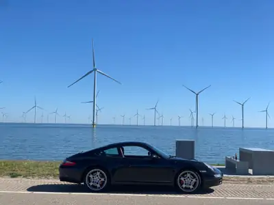 Porsche 911 Carrera S 2005 — Coupé sportif légendaire, 355 ch et boîte manuelle — côté