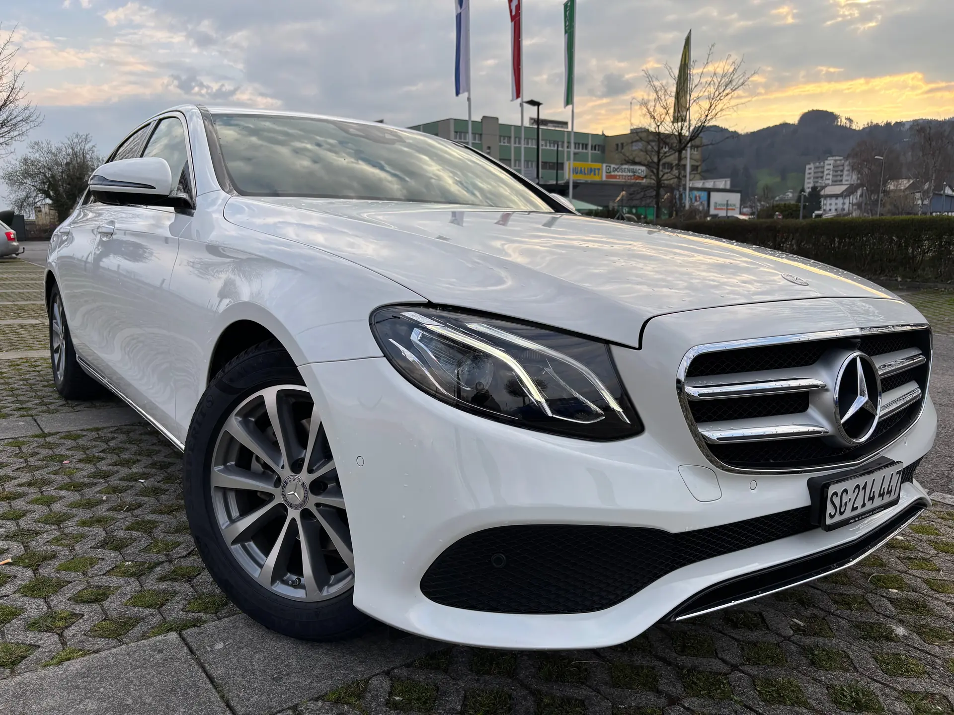 Mercedes-Benz E 200 Avantgarde — Berline élégante, entretien complet Mercedes, kilométrage modéré — vue extérieure