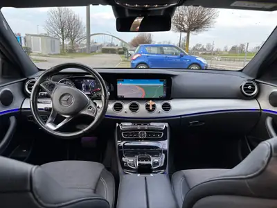 Mercedes-Benz E 200 Avantgarde — Berline élégante, entretien complet Mercedes, kilométrage modéré — arrière