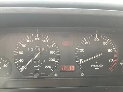 Audi 100 2.3 C 5E — Berline élégante des années 1980, moteur fiable et spacieuse — intérieur