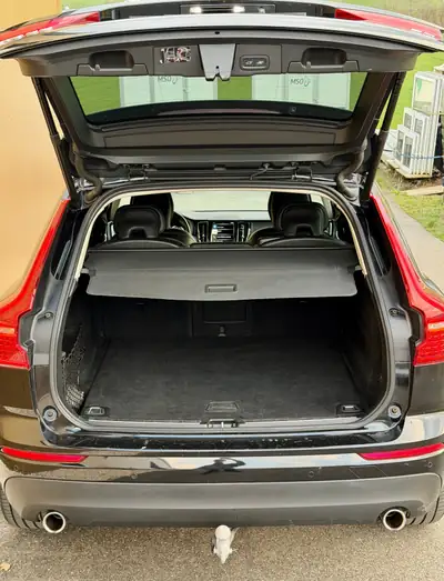 Volvo XC60 B4 R-Design — SUV premium diesel mild hybrid, 100 000 km, expertisé — detail