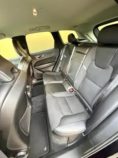 Volvo XC60 B4 R-Design — SUV premium diesel mild hybrid, 100 000 km, expertisé — Thumbnail 10