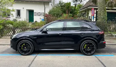 Porsche Cayenne S E-Hybrid Platinum Edition — SUV hybride rechargeable haute performance, 155'000 km — side view