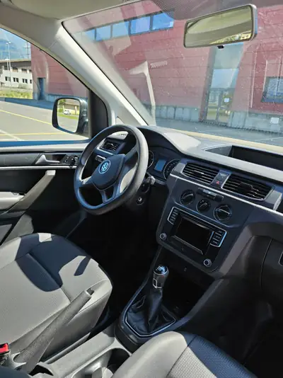 VW Caddy 1.4 TSI BlueMotion — Utilitaire compact polyvalent, équipé professionnel — Miniatura 9