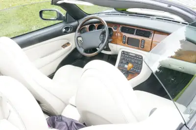 Jaguar XK XKR S/C Convertible 2000 — Cabriolet sportif anglais d'exception, 67 000 km — tableau de bord