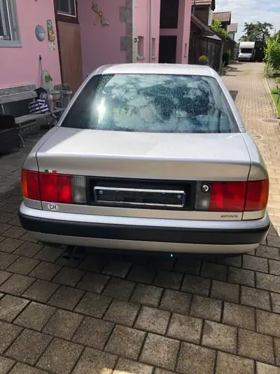 Audi 100 2.5 TDI — Berline de prestige des années 90, moteur robuste et fiable — Heckansicht