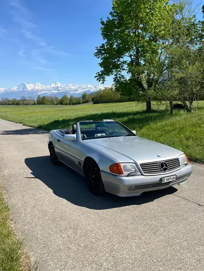Mercedes-Benz SL 500 — Cabriolet prestige des années 90, 320 ch et seulement 111'300 km — vista posteriore
