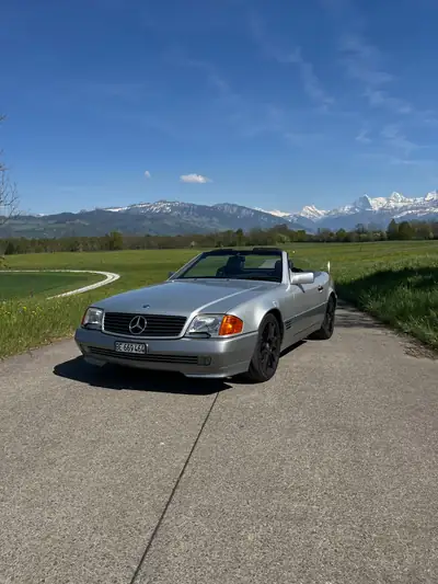 Mercedes-Benz SL 500 — Cabriolet prestige des années 90, 320 ch et seulement 111'300 km — vista esterna