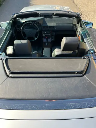 Mercedes-Benz SL 500 — Cabriolet prestige des années 90, 320 ch et seulement 111'300 km — Miniatura 8