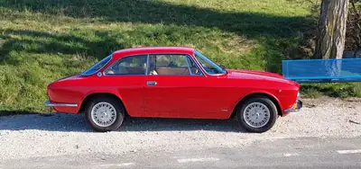 Alfa Romeo Giulia 1300 GT Junior 1975 — Coupé sportif vintage, historique sans sinistre — Seitenansicht