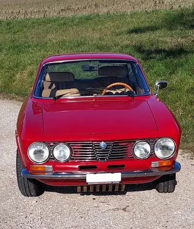 Alfa Romeo Giulia 1300 GT Junior 1975 — Coupé sportif vintage, historique sans sinistre — Heckansicht
