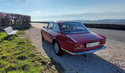 Alfa Romeo Giulia 1300 GT Junior 1975 — Coupé sportif vintage, historique sans sinistre — Innenraum