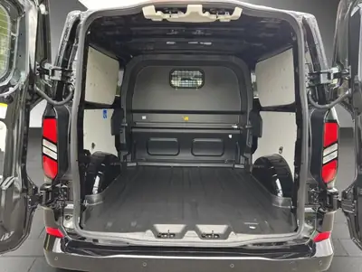 Ford Transit Custom Van 300 L2H1 Limited — Utilitaire polyvalent 6 places, diesel automatique — intérieur