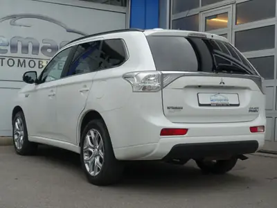 Mitsubishi Outlander 2.0 PHEV Navigator — SUV hybride rechargeable, 125'800 km, sans accident — interior