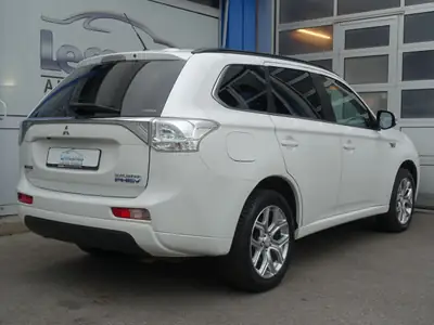 Mitsubishi Outlander 2.0 PHEV Navigator — SUV hybride rechargeable, 125'800 km, sans accident — dashboard