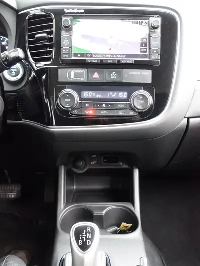 Mitsubishi Outlander 2.0 PHEV Navigator — SUV hybride rechargeable, 125'800 km, sans accident — Thumbnail 13