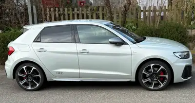 Audi A1 Sportback 40 TFSI S Line — Citadine dynamique, 19 800 km seulement — fianco